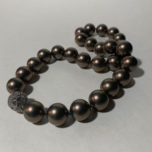 Elegant Shell Pearl Necklace with Magnetic Clasp in Silver Teal 15mm